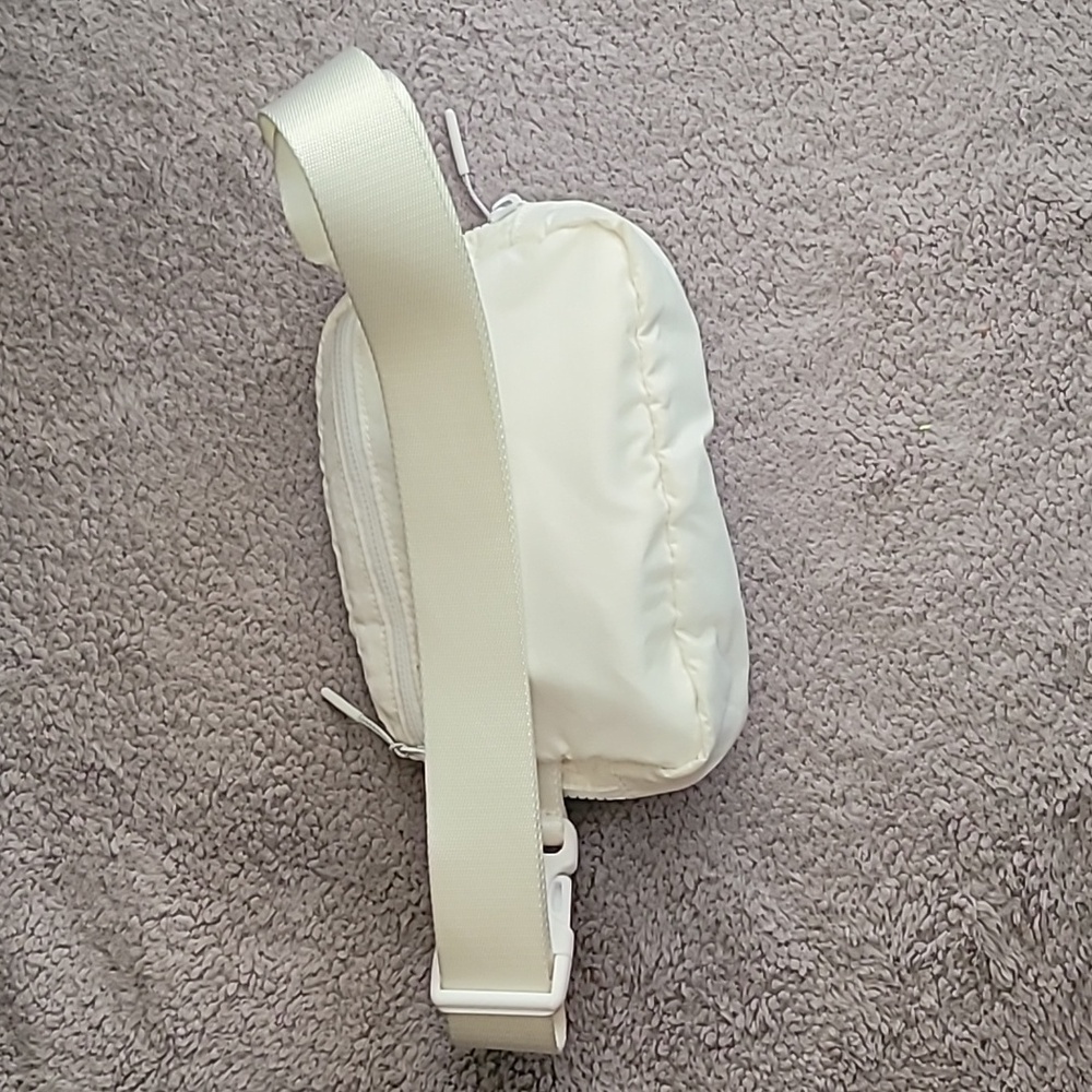 Lululemon Everywhere Belt Bag - White Opal - Excellent condition - Picture 3 of 7